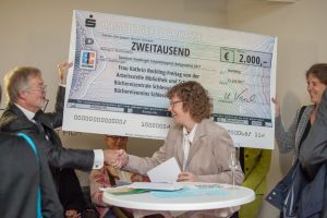 Kathrin Reckling-Freitag, Projektleitung QR-Code Ralley nimmt für die Büchereizentrale Schleswig-Holstein den Preis entgegen