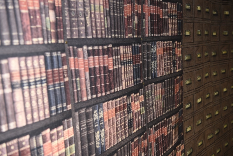 "Bücherwand" des Themenraums "Historische Bibliothek"