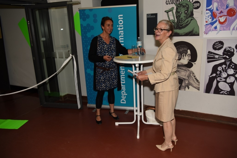 Organisatorin der Ausstellung, Christine Gläser, Professorin am Department Information begrüßt, Gabriele Beger, Professorin und Direktorin der Hamburger Staatsbibliothek, die gleich die Ausstellung eröffnen wird.