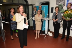 Dekanin Dorothea Wenzel begrüßt die Ausstellungsbesucher und Jubiläumsgäste.